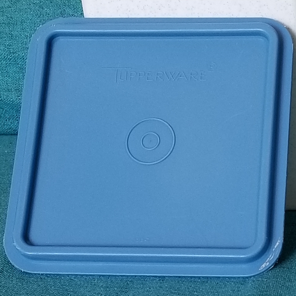 Tupperware Cracker Container 10" - Picture 6 of 10